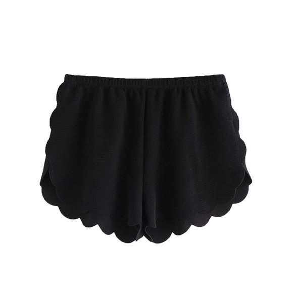 Pants - NWOT Women’s scalloped shorts